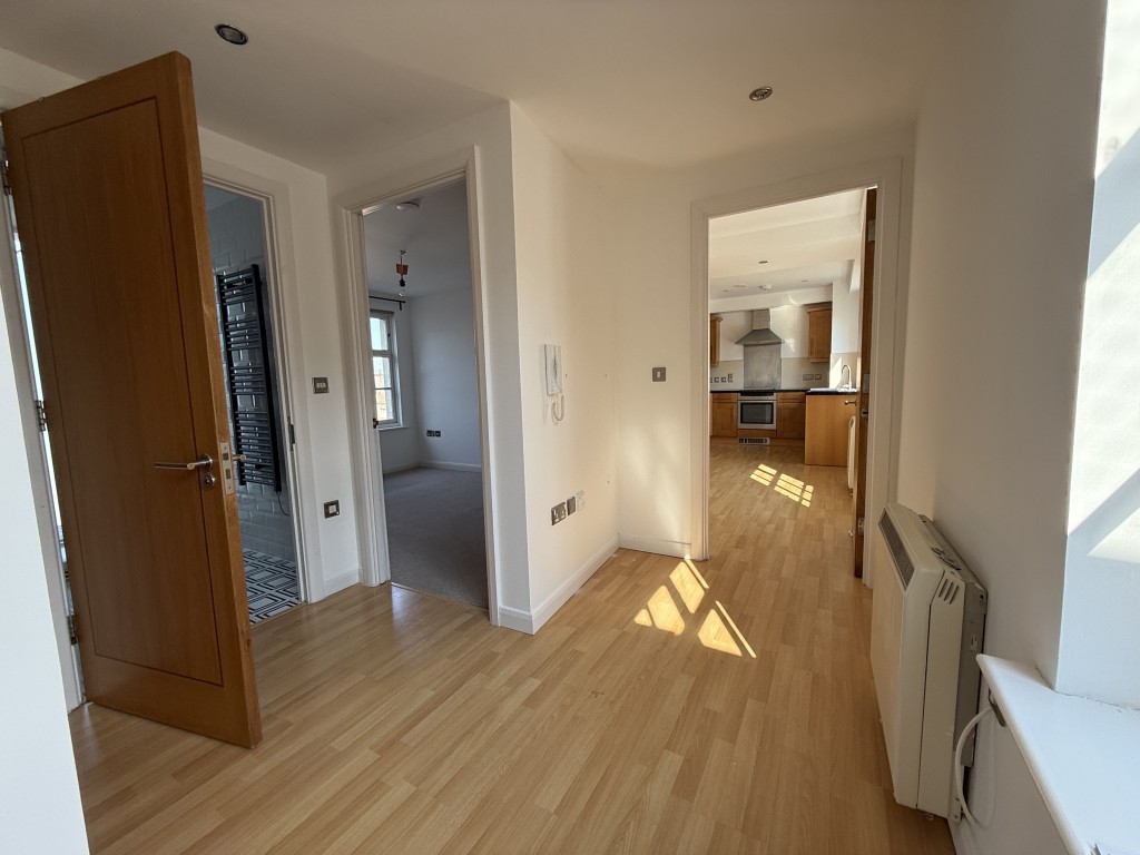Lot: 27 - ONE-BEDROOM APARTMENT IN CITY CENTRE - Entrance hall space